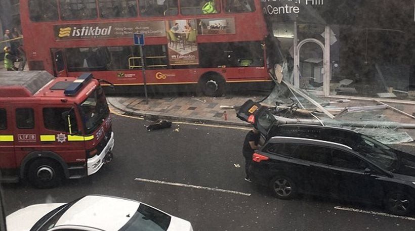 Απίστευτες εικόνες από το Λονδίνο: Λεωφορείο έπεσε πάνω σε κατάστημα!